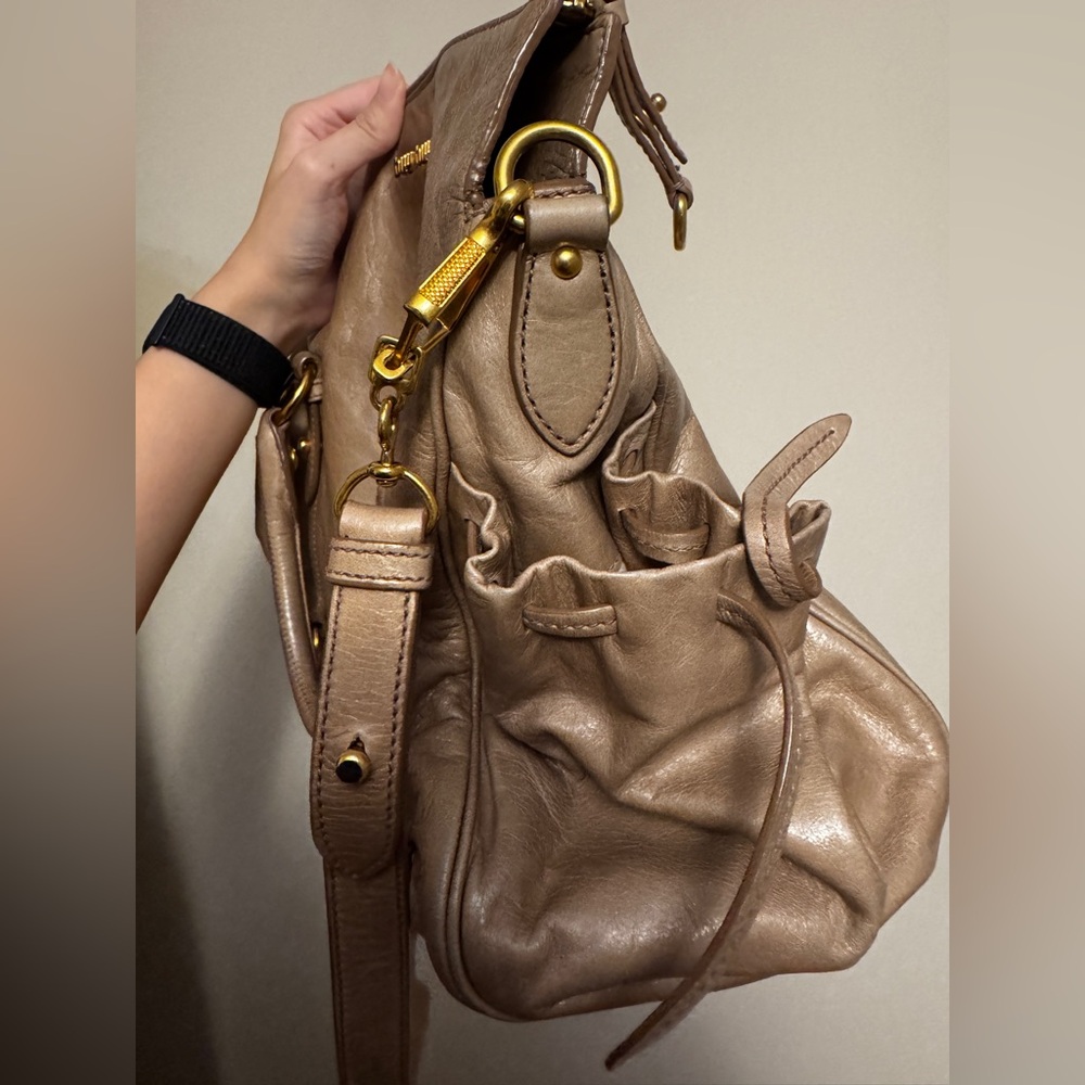 Miu Miu Vitello Shine - Leather Shoulder Bag in Cammeo - Picture 11 of 13